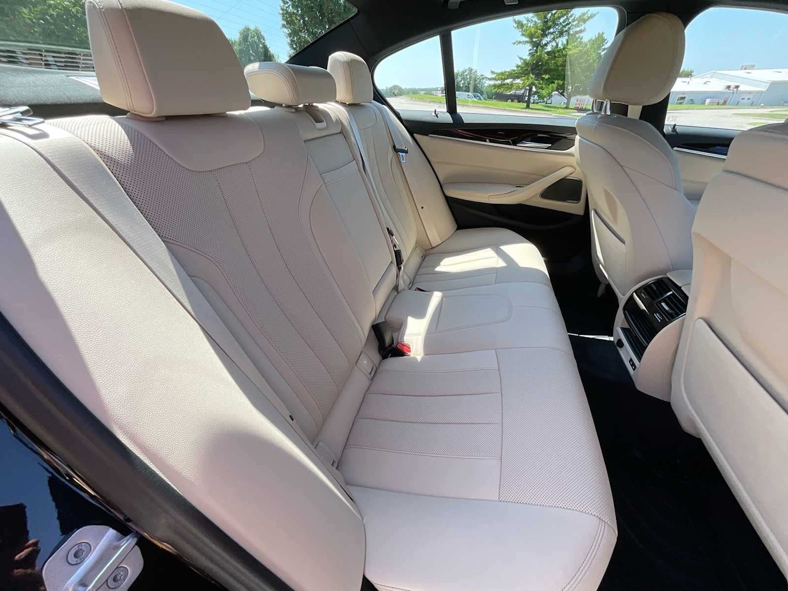Thumbnail: 2023 BMW 5 Series - 21