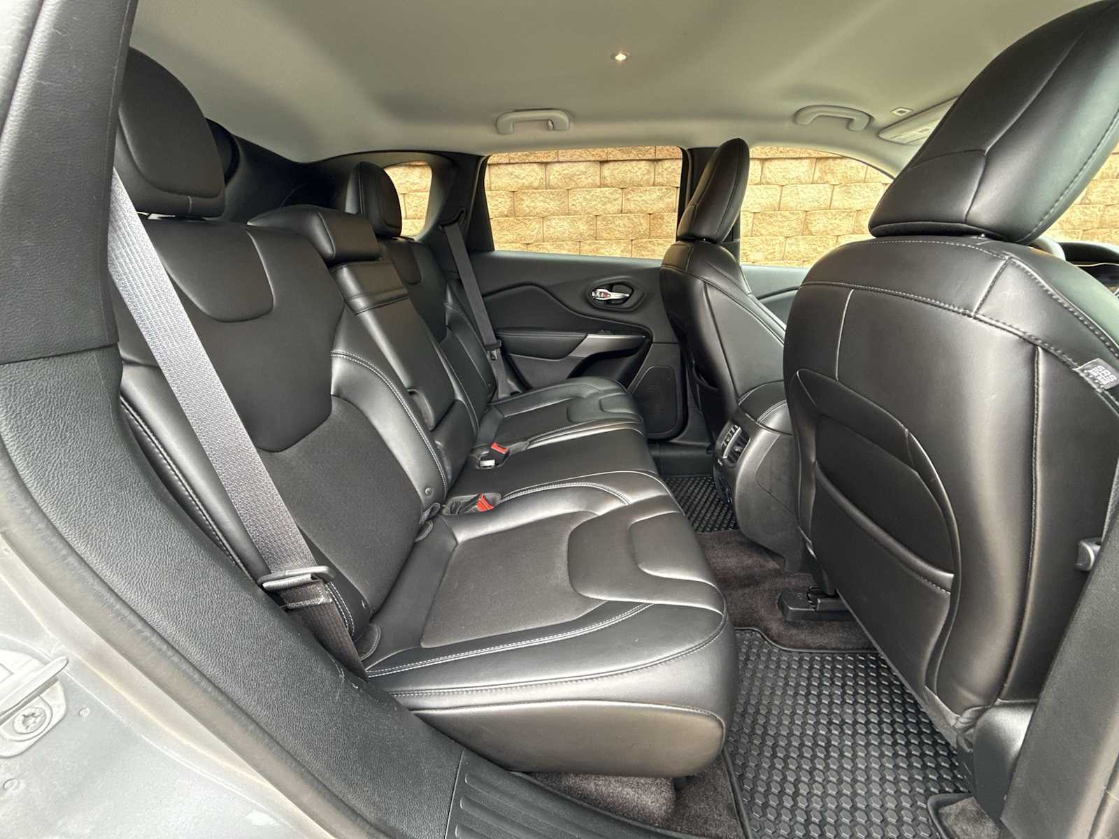 Thumbnail: 2019 Jeep Cherokee - 21