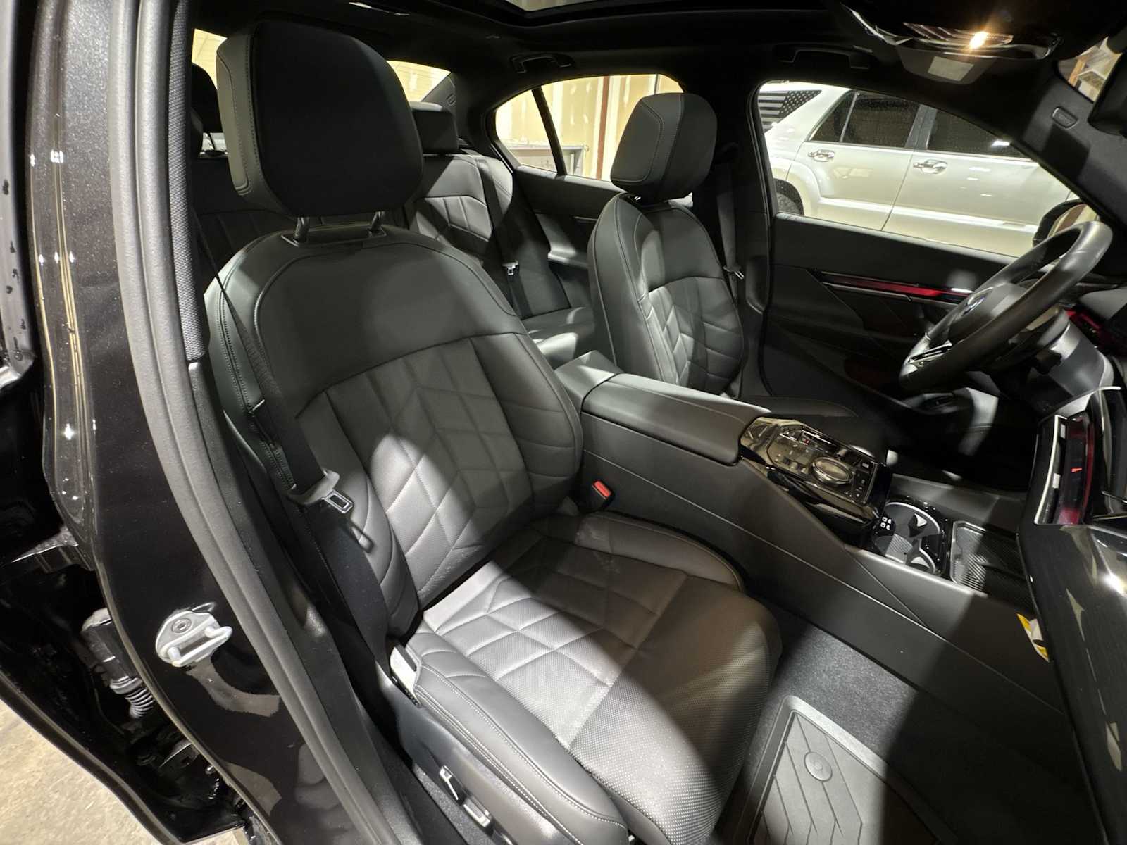 Thumbnail: 2025 BMW 5 Series - 28