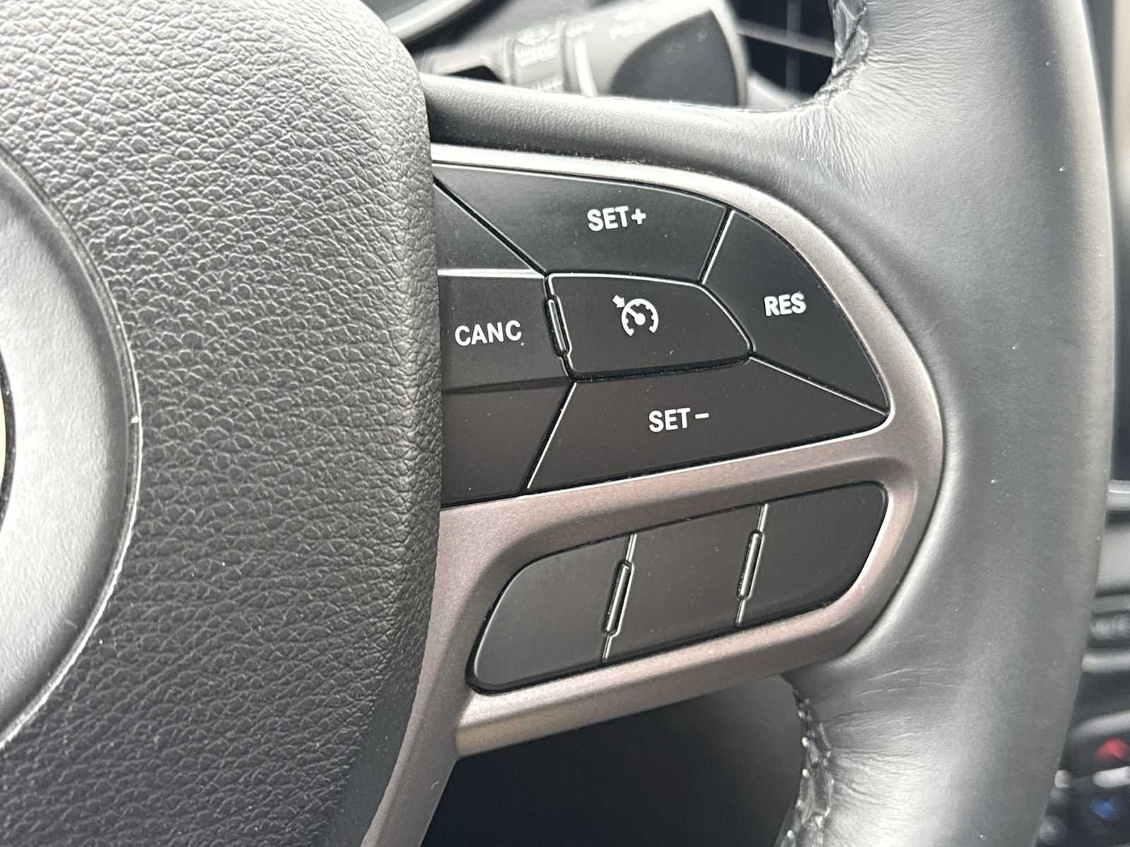 Thumbnail: 2019 Jeep Cherokee - 25
