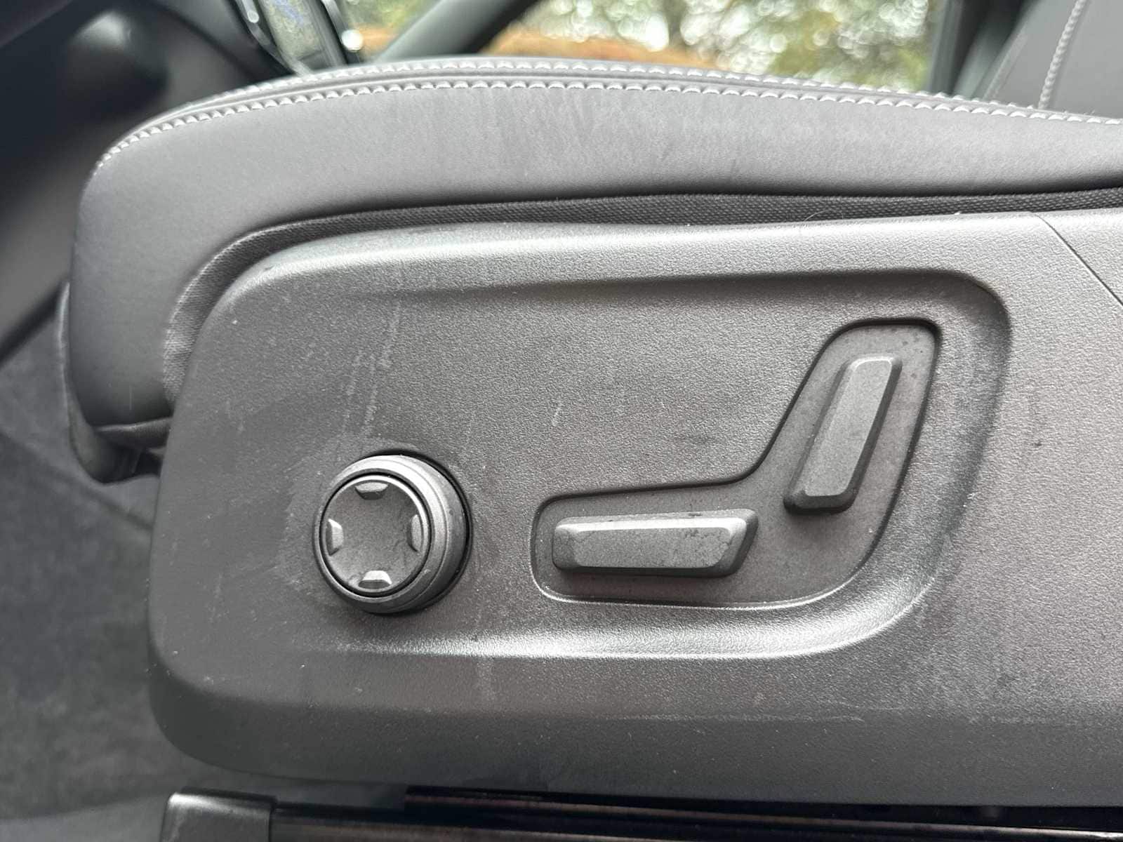 Thumbnail: 2023 Volvo XC40 - 18