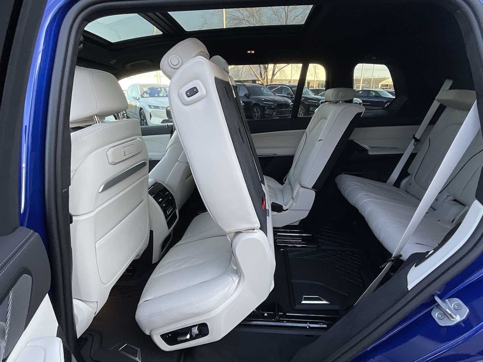 Thumbnail: 2026 BMW X7 - 40