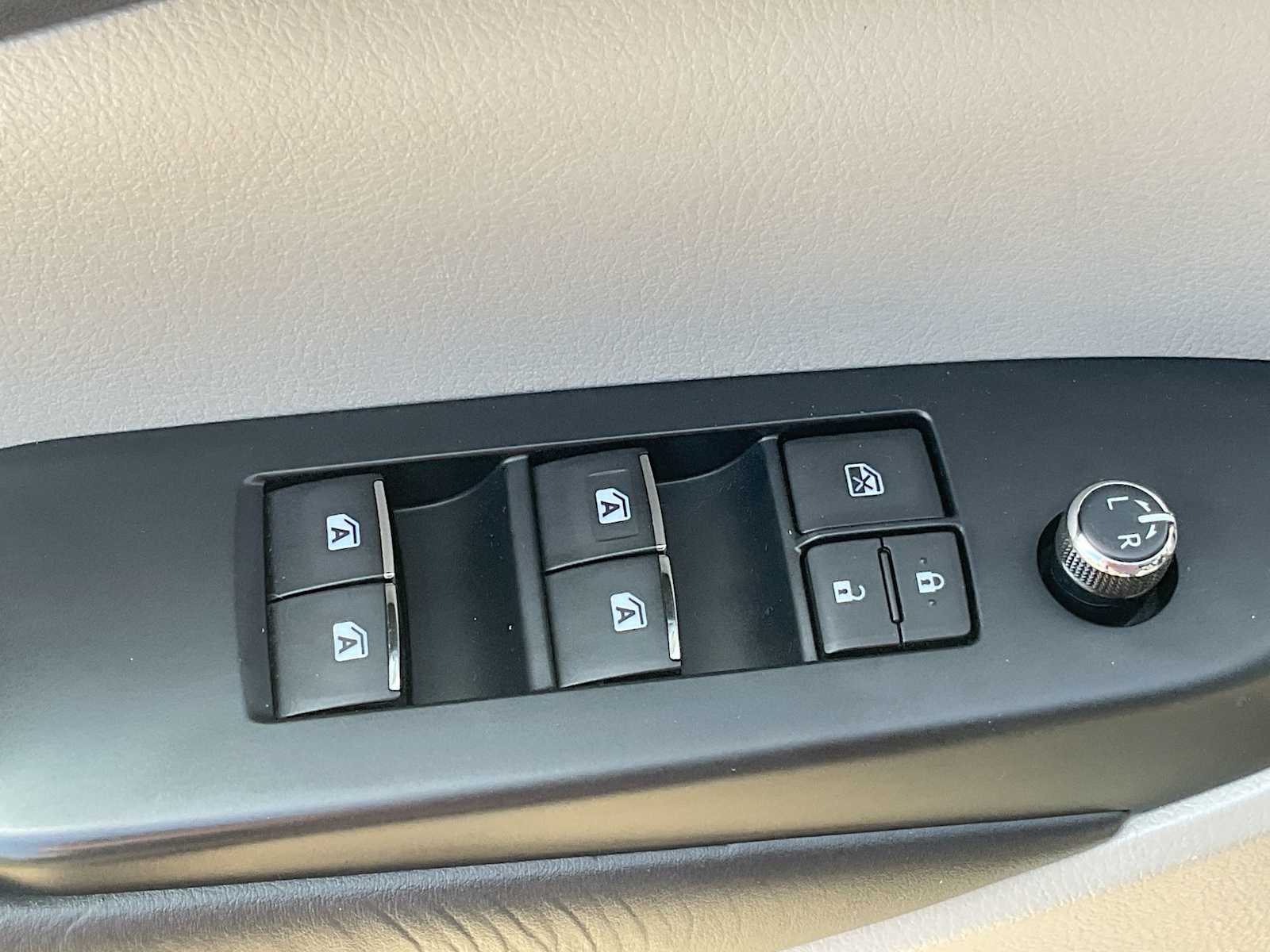 Thumbnail: 2019 Toyota Highlander - 18