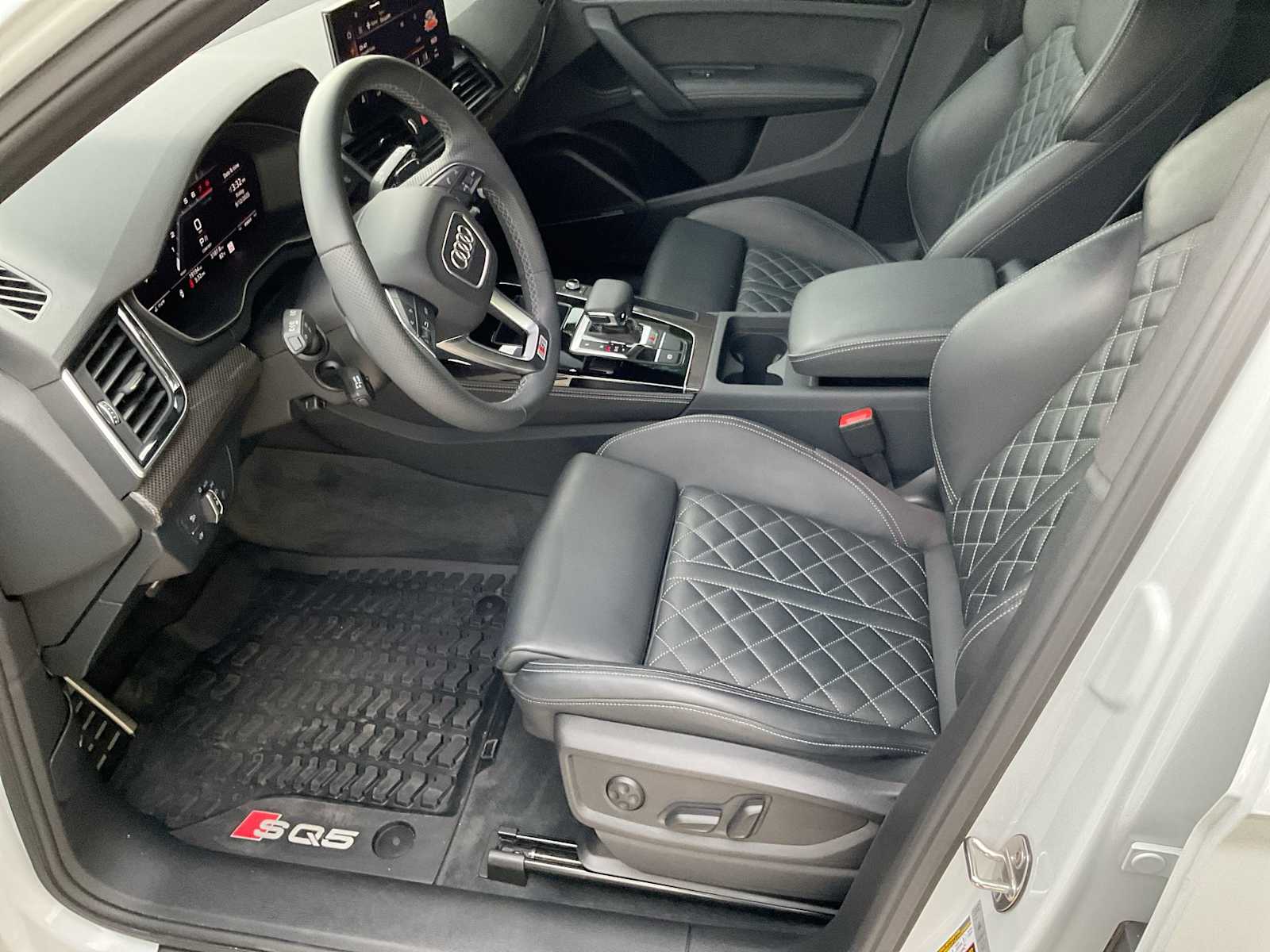 Thumbnail: 2024 Audi SQ5 - 10