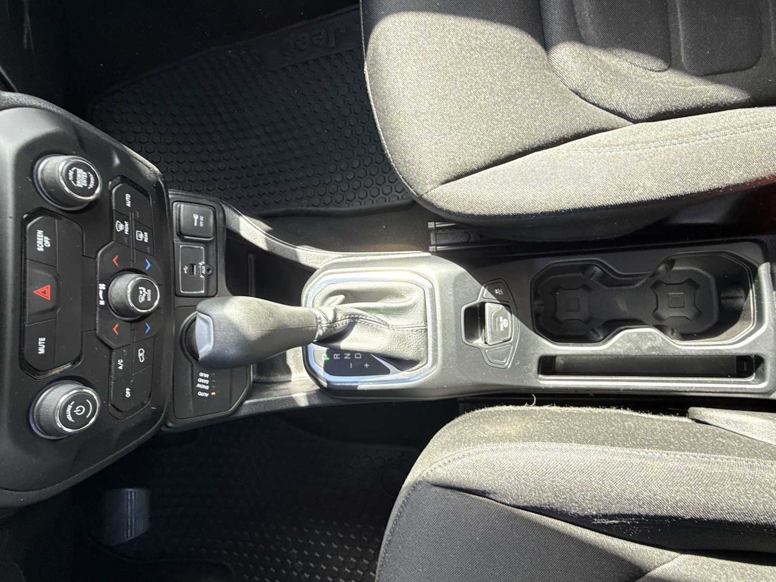 Thumbnail: 2019 Jeep Renegade - 28