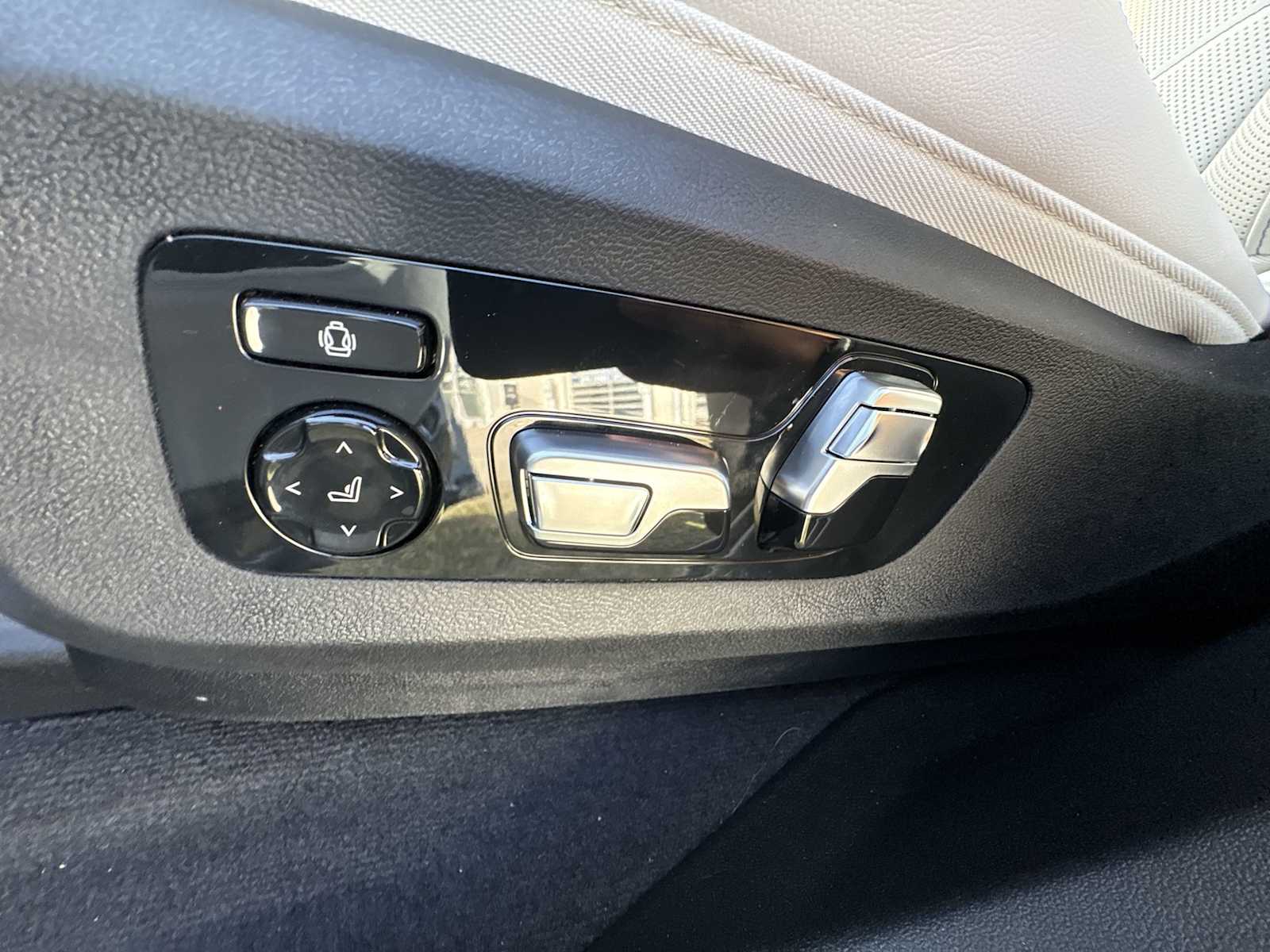 Thumbnail: 2026 BMW XM - 24