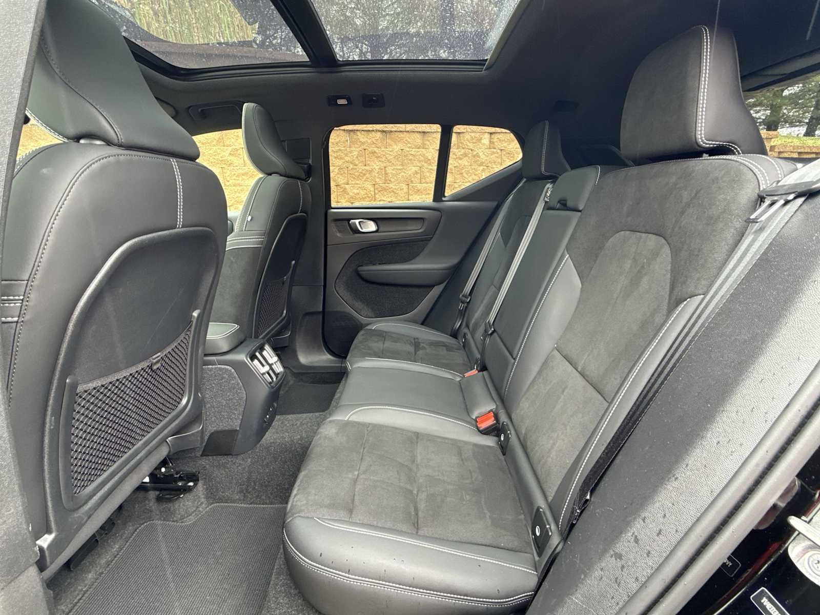 Thumbnail: 2023 Volvo XC40 - 21