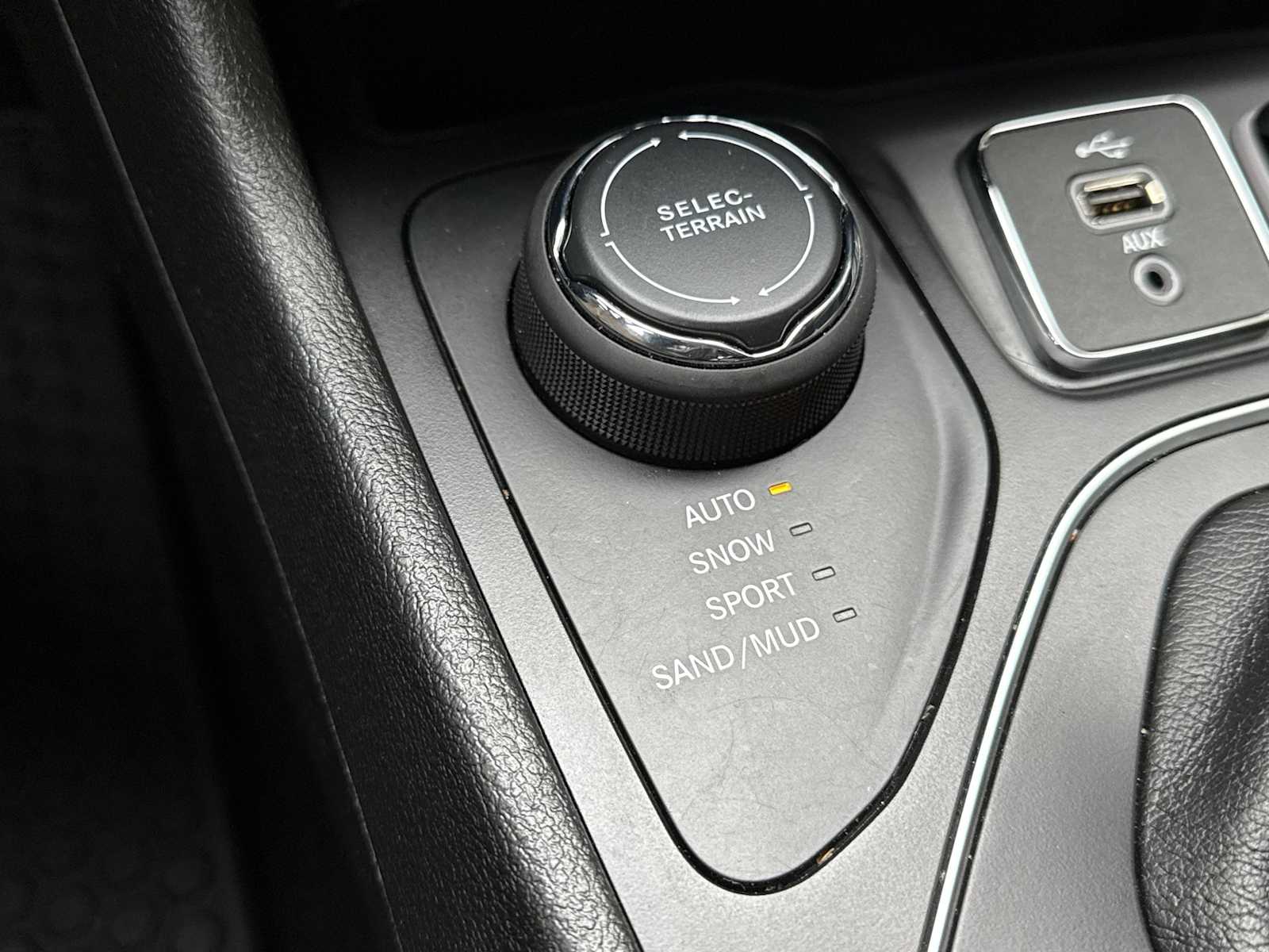 Thumbnail: 2019 Jeep Cherokee - 42