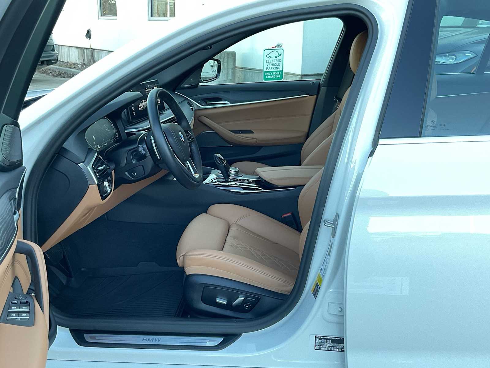 Thumbnail: 2023 BMW 5 Series - 10