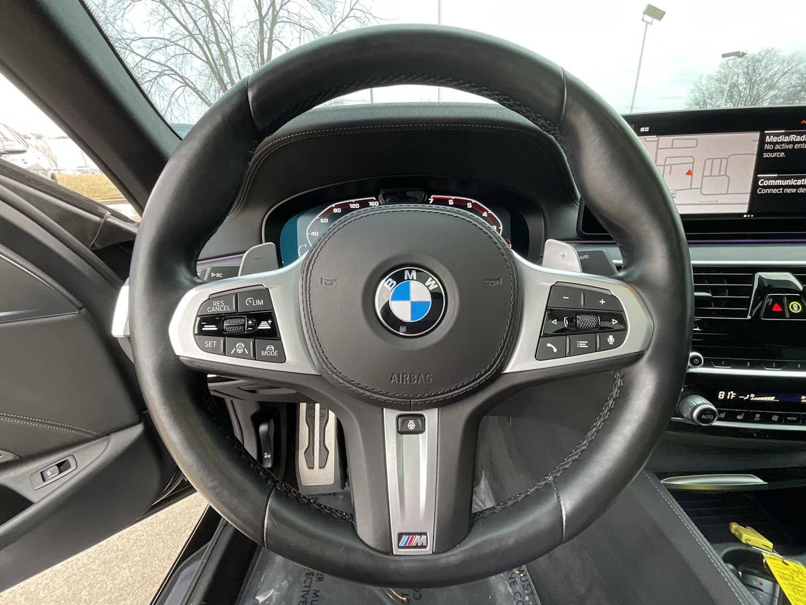 Thumbnail: 2022 BMW 5 Series - 24