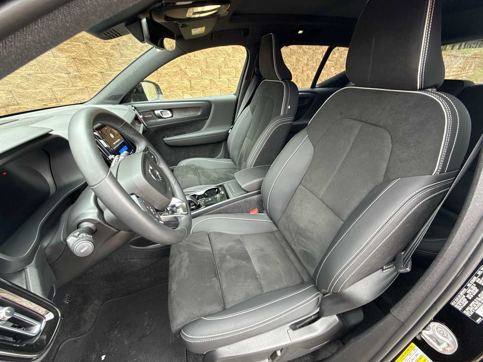 Thumbnail: 2023 Volvo XC40 - 17