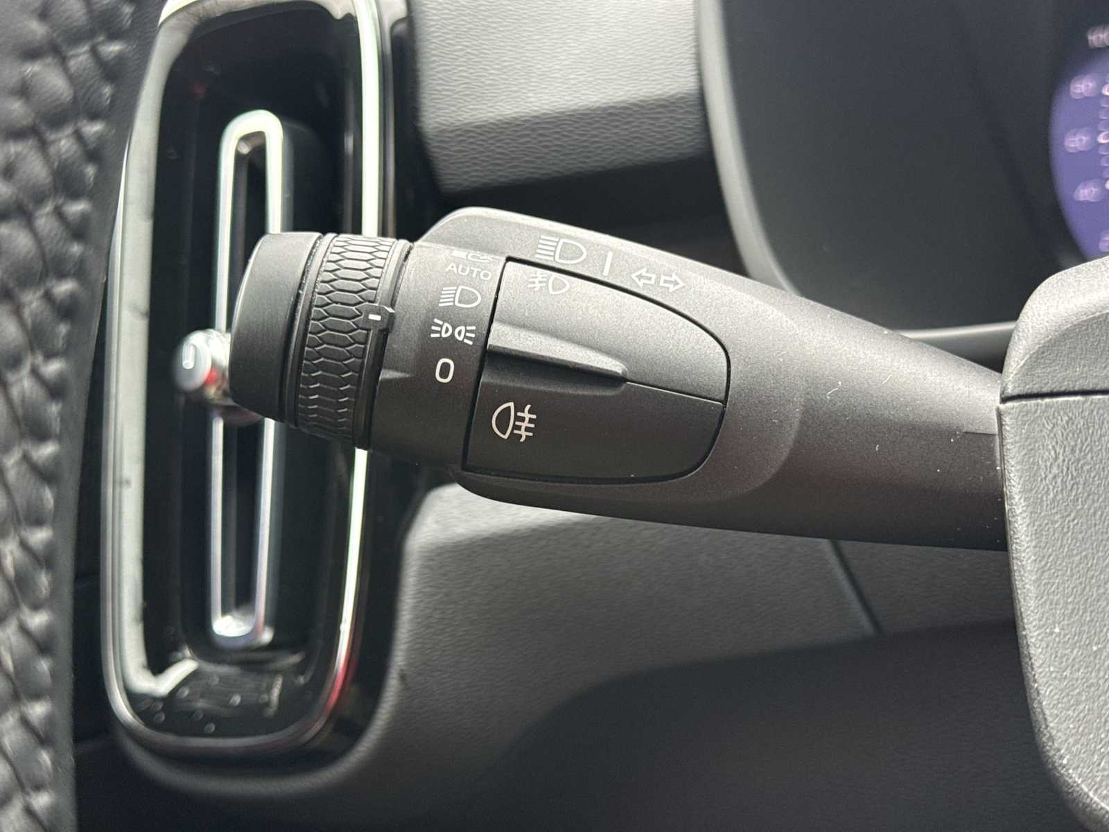 Thumbnail: 2023 Volvo XC40 - 29