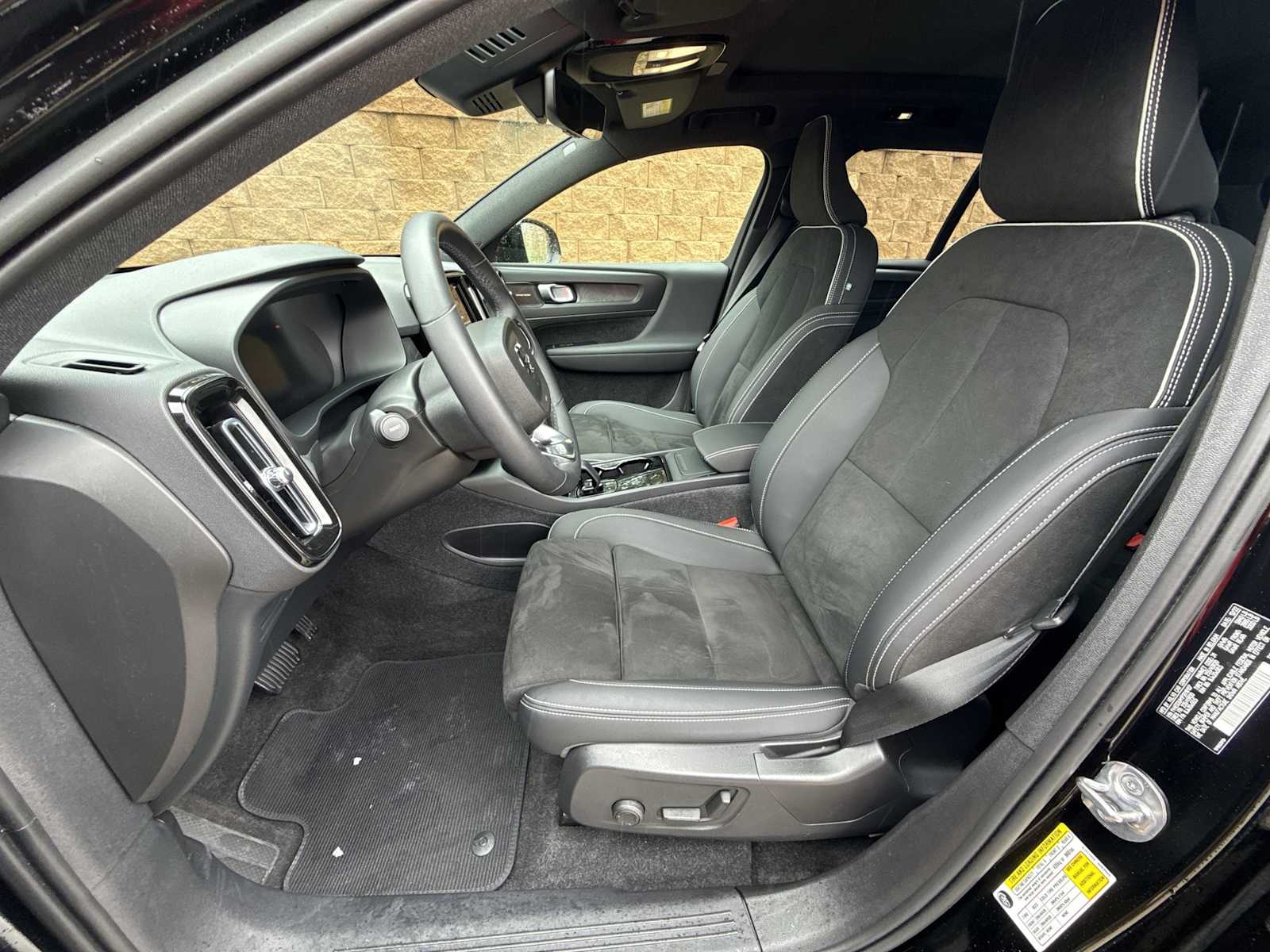 Thumbnail: 2023 Volvo XC40 - 10