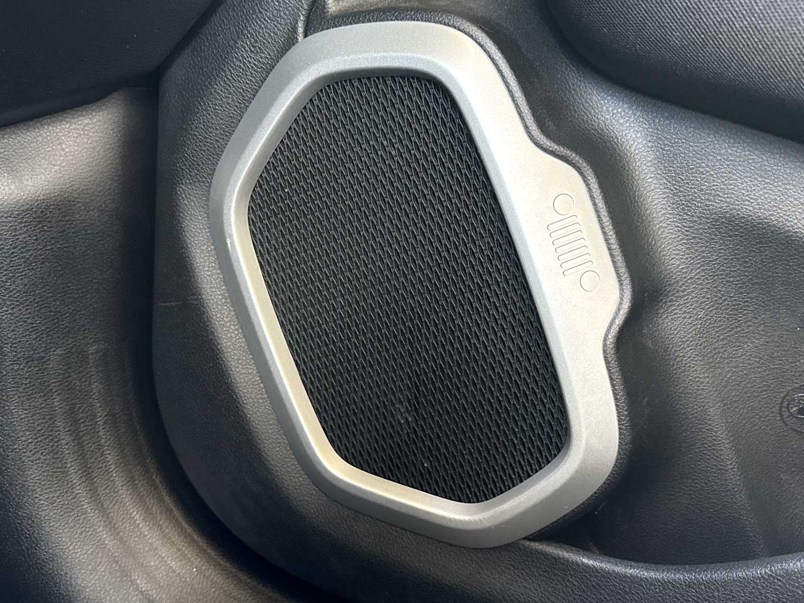 Thumbnail: 2019 Jeep Renegade - 31