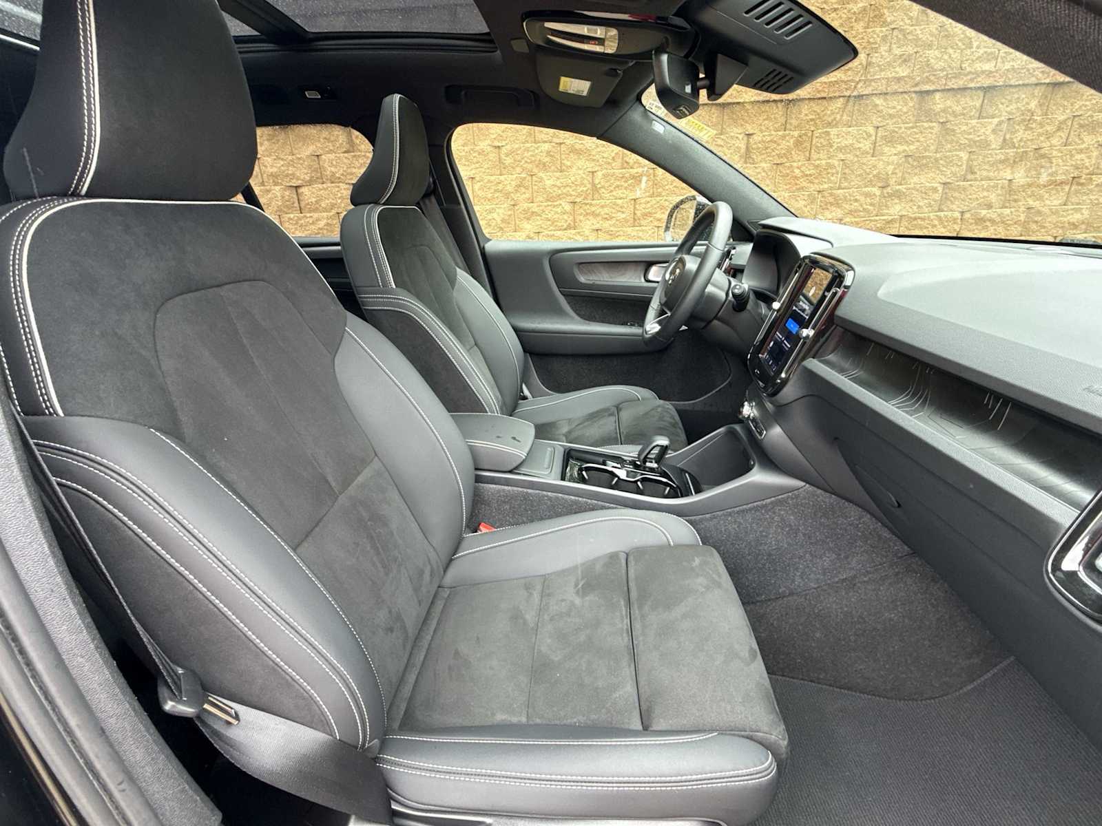 Thumbnail: 2023 Volvo XC40 - 24