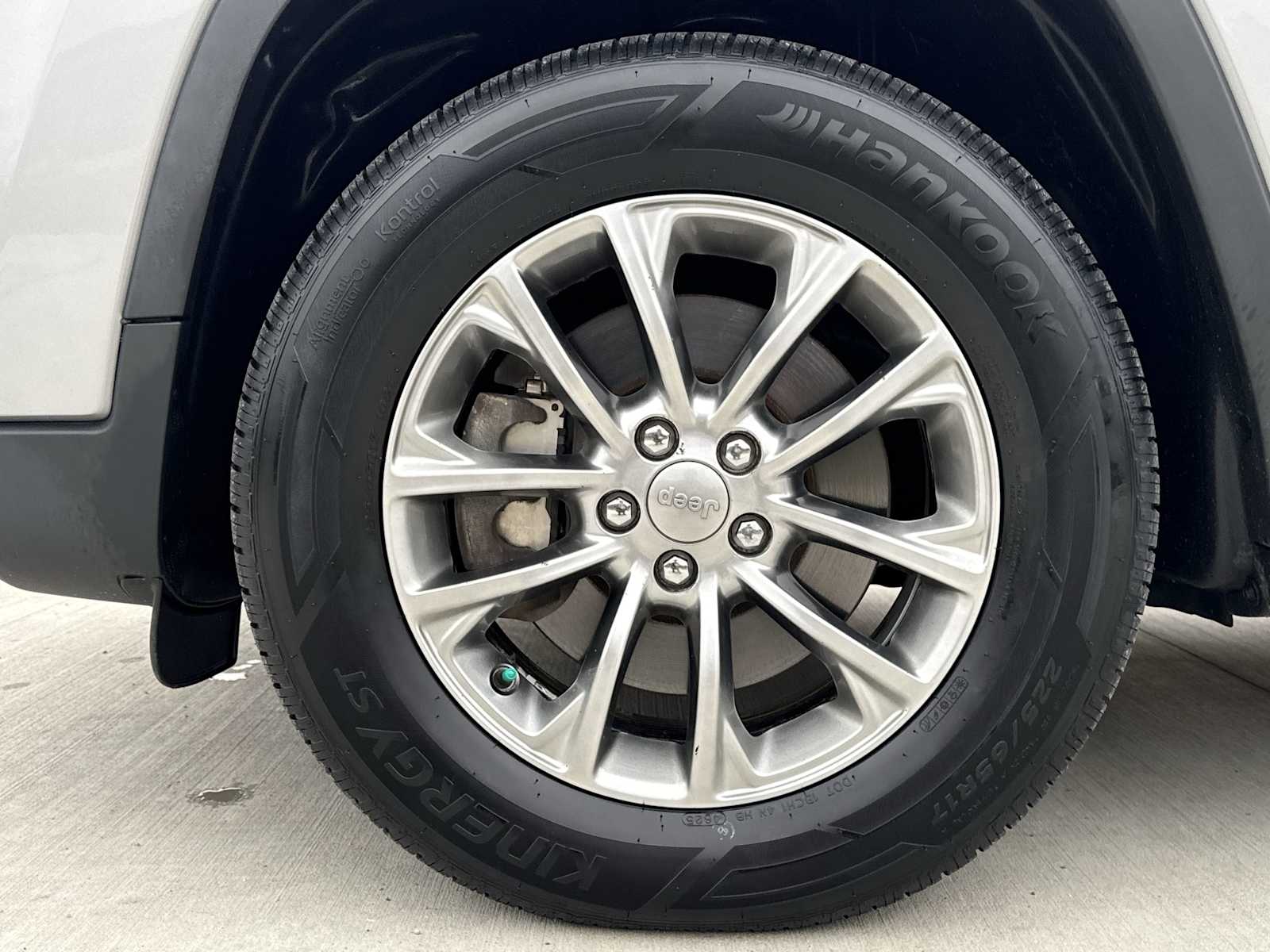 Thumbnail: 2019 Jeep Cherokee - 14