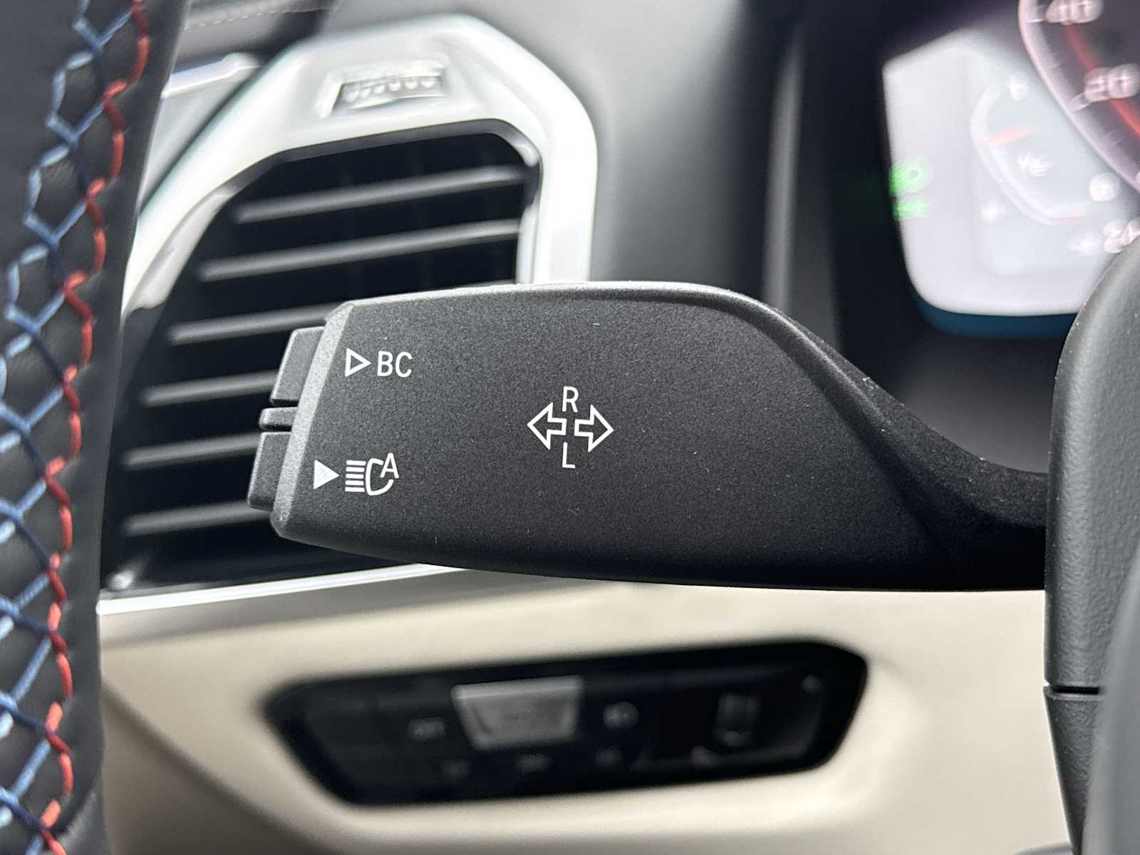 2026 BMW 8 Series M850i - Photo 25