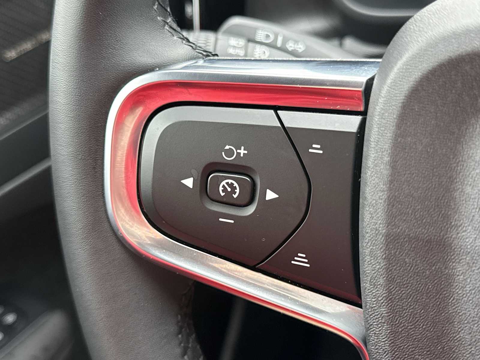 Thumbnail: 2023 Volvo XC40 - 26