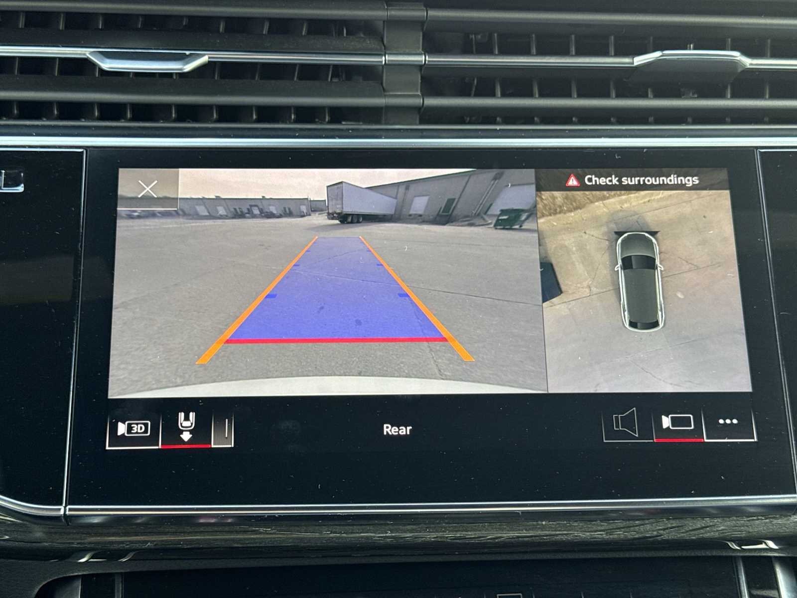 Thumbnail: 2022 Audi Q8 - 32