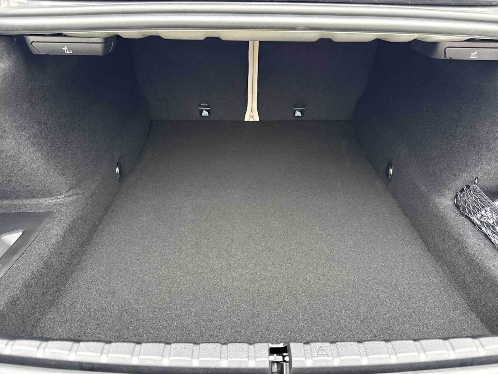 2026 BMW 8 Series M850i - Photo 33