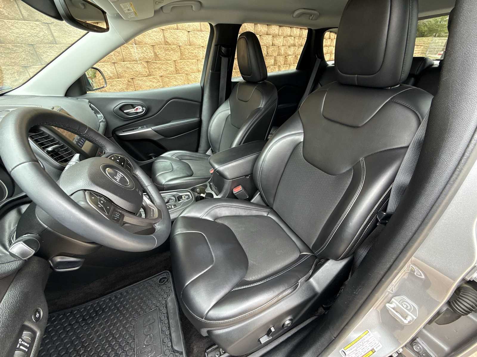 Thumbnail: 2019 Jeep Cherokee - 17