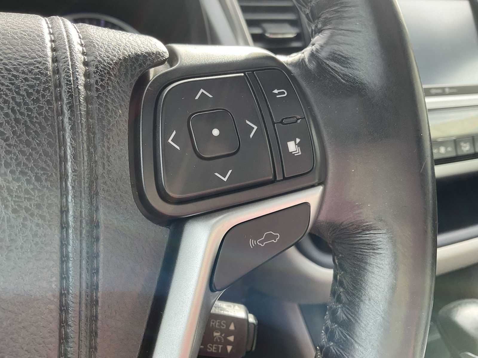 Thumbnail: 2014 Toyota Highlander - 27