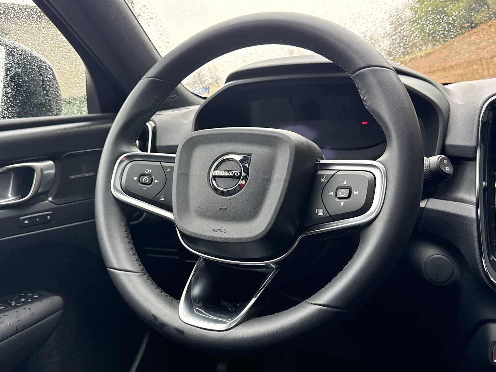 Thumbnail: 2023 Volvo XC40 - 25