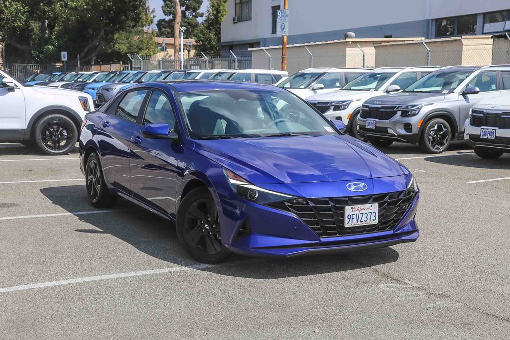 2023 Hyundai Elantra SEL photo 2