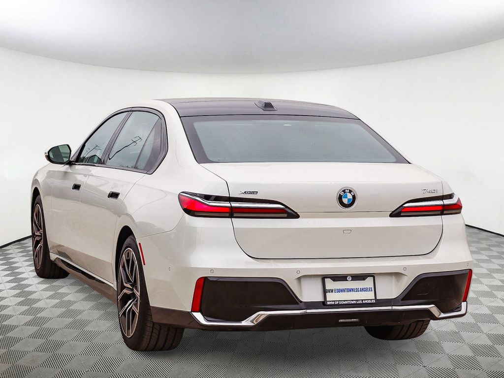 2025 BMW 7 Series 740i - Photo 8