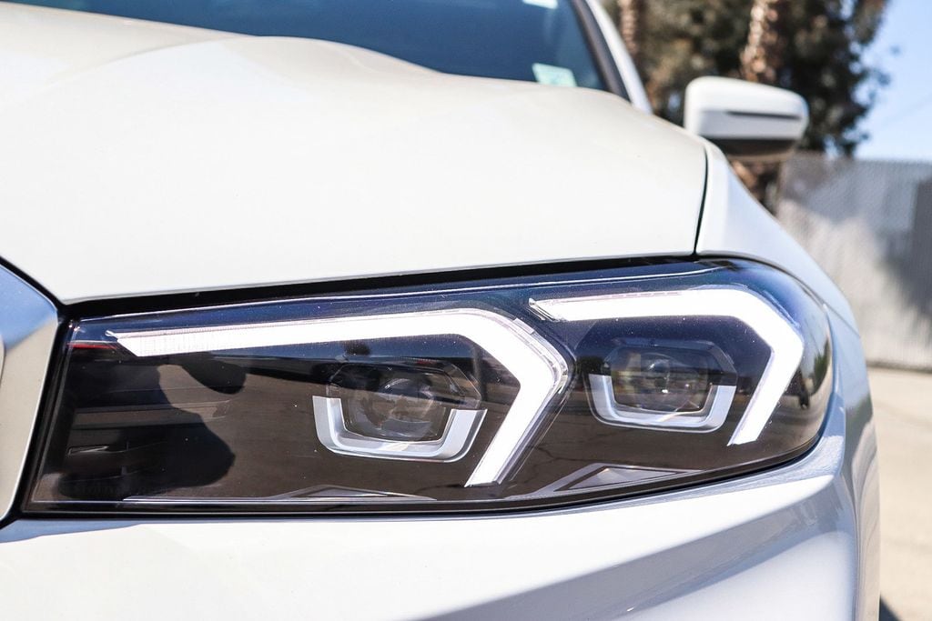 2025 BMW 3 Series 330i photo 3