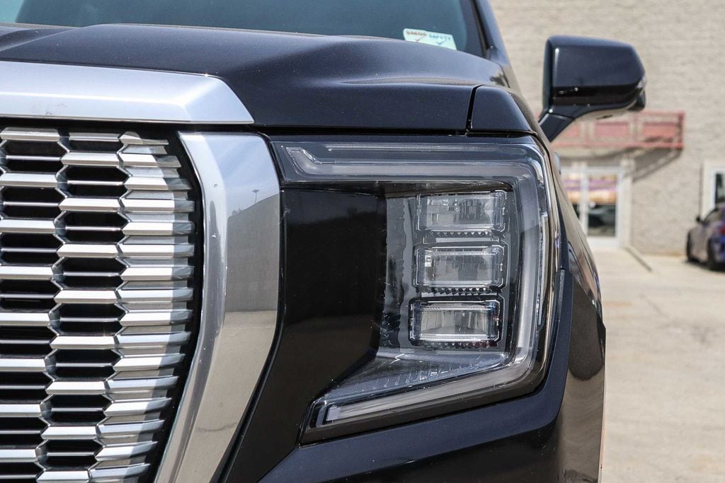 2023 GMC Yukon Denali photo 3