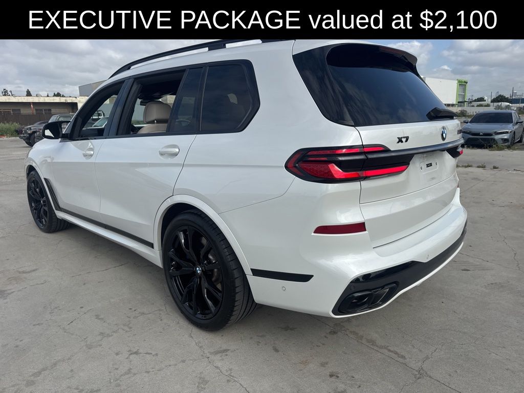 2025 BMW X7 M60i photo 3