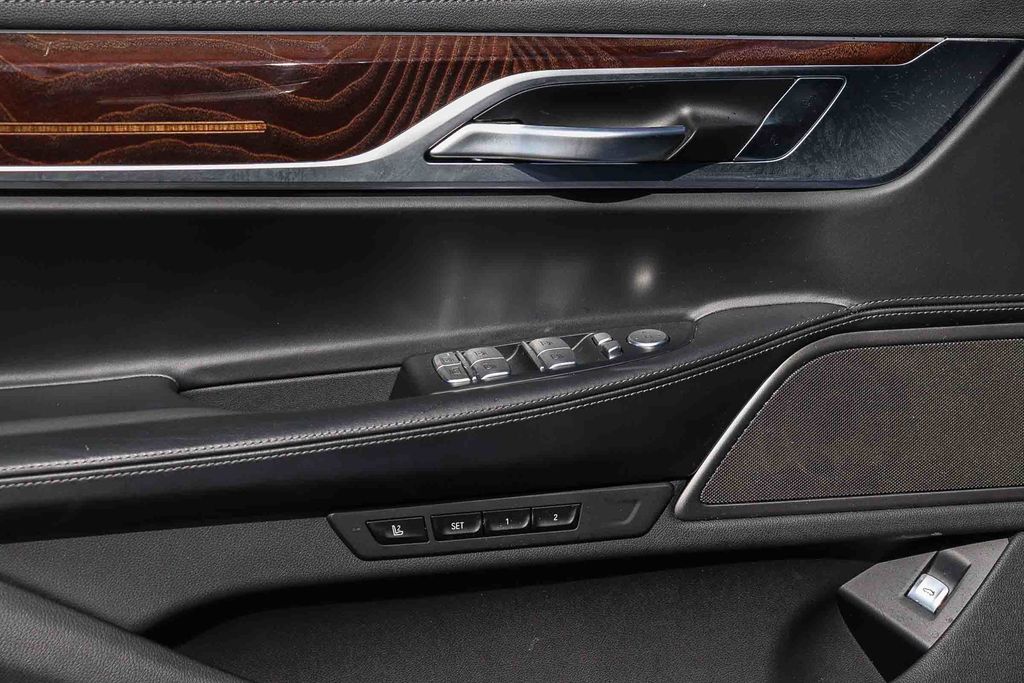 2022 BMW 7 Series 750i - Photo 25