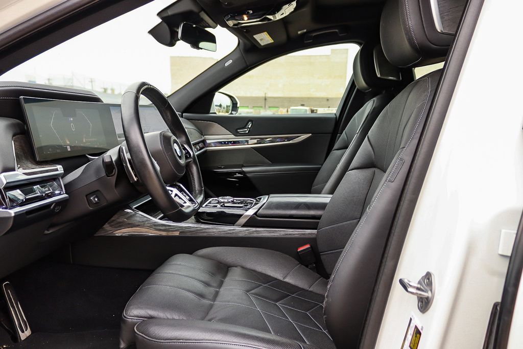 2025 BMW 7 Series 740i - Photo 18