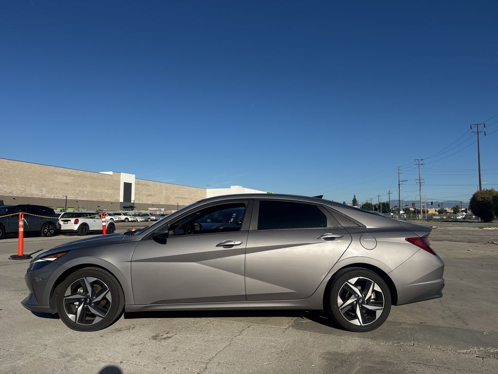 2023 Hyundai Elantra SEL photo 2