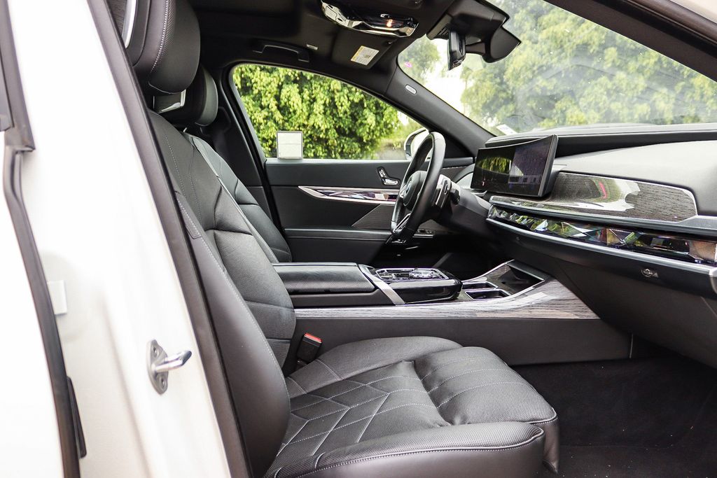 2025 BMW 7 Series 740i - Photo 17