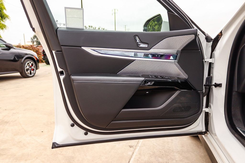 2025 BMW 7 Series 740i - Photo 24