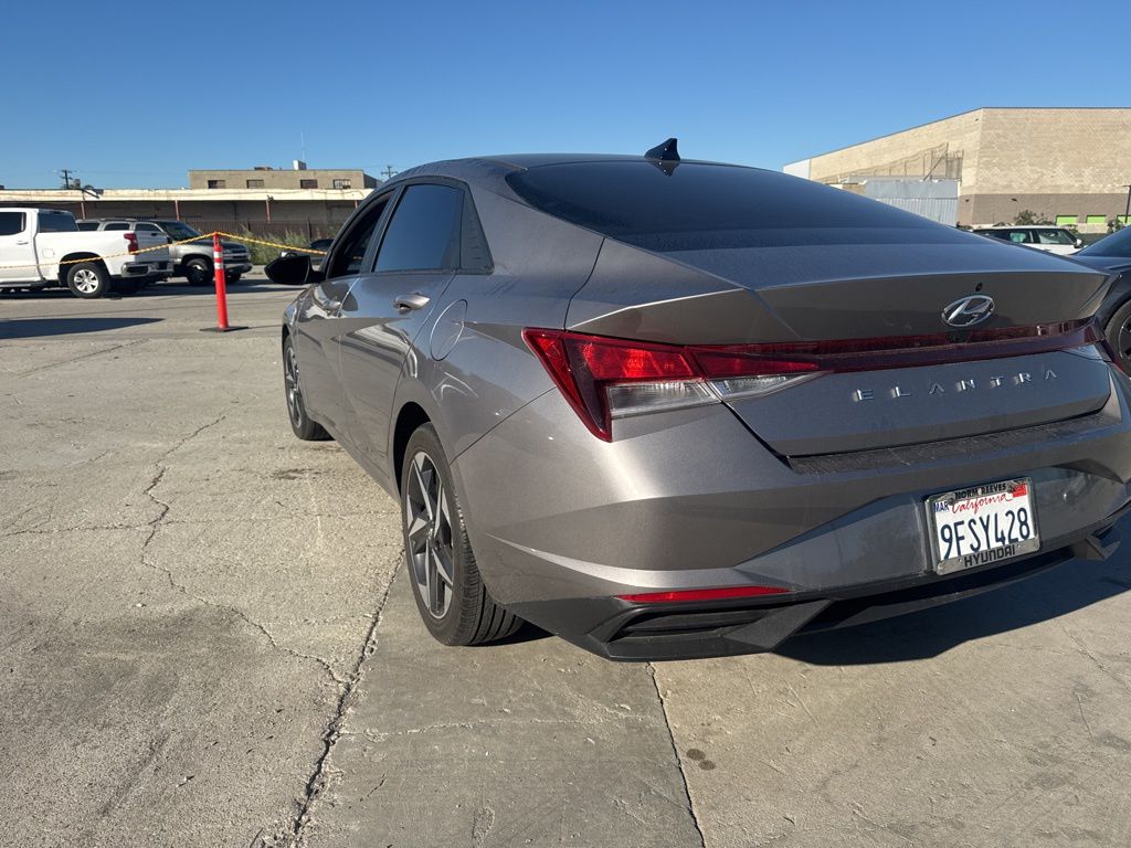 2023 Hyundai Elantra SEL photo 3