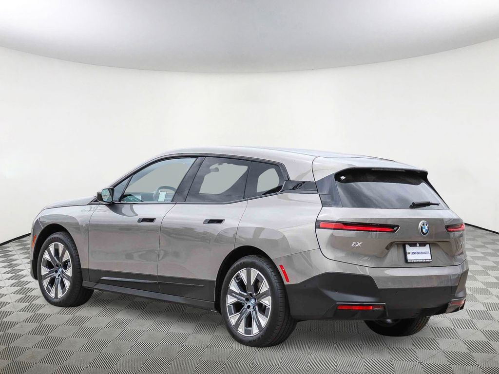 2025 BMW iX xDrive50 photo 6