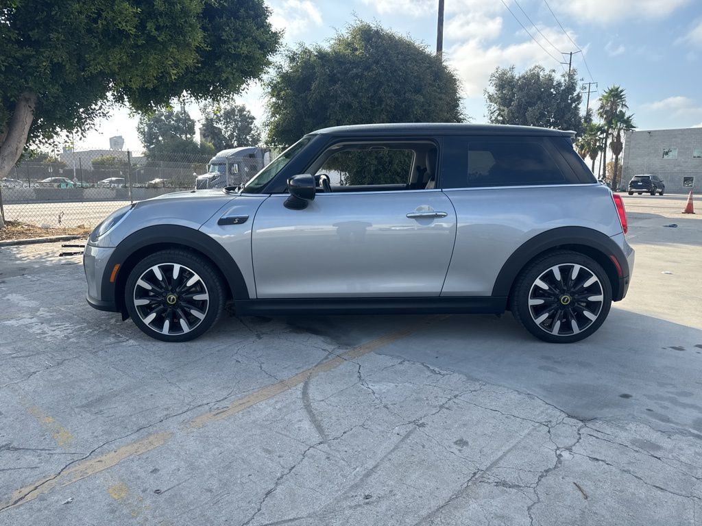 2024 Mini Cooper SE Signature photo 2