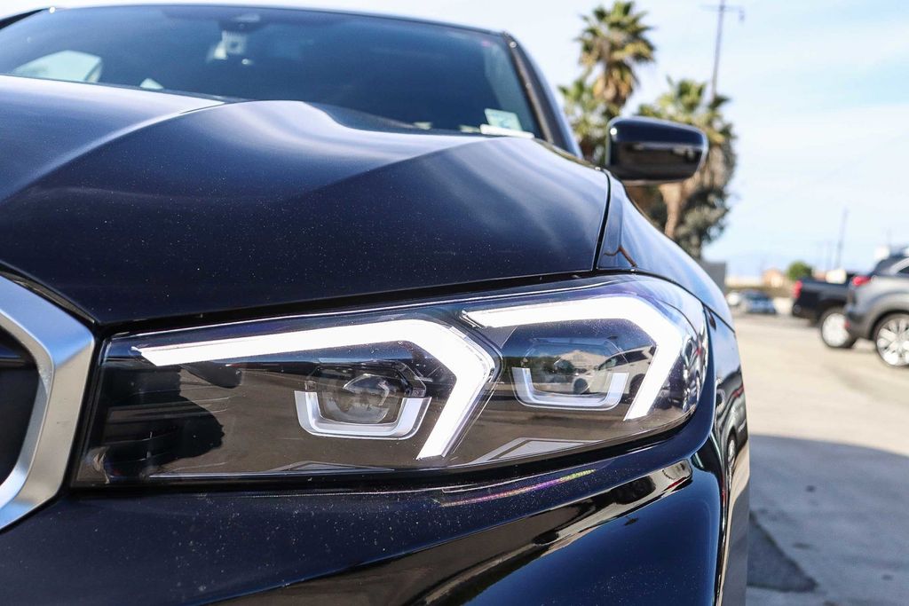 2025 BMW 3 Series 330i photo 3