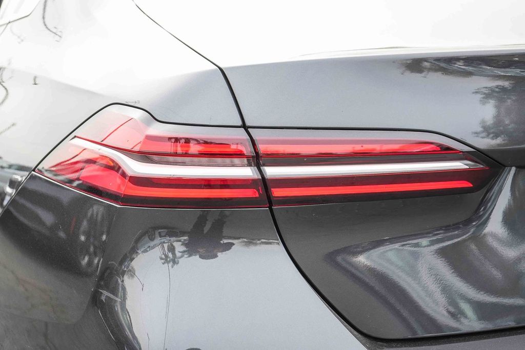 2025 BMW 5 Series 530i photo 3