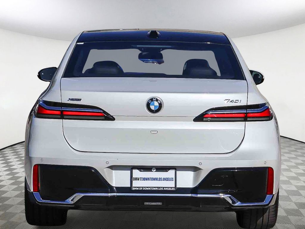 2025 BMW 7 Series 740i xDrive photo 4