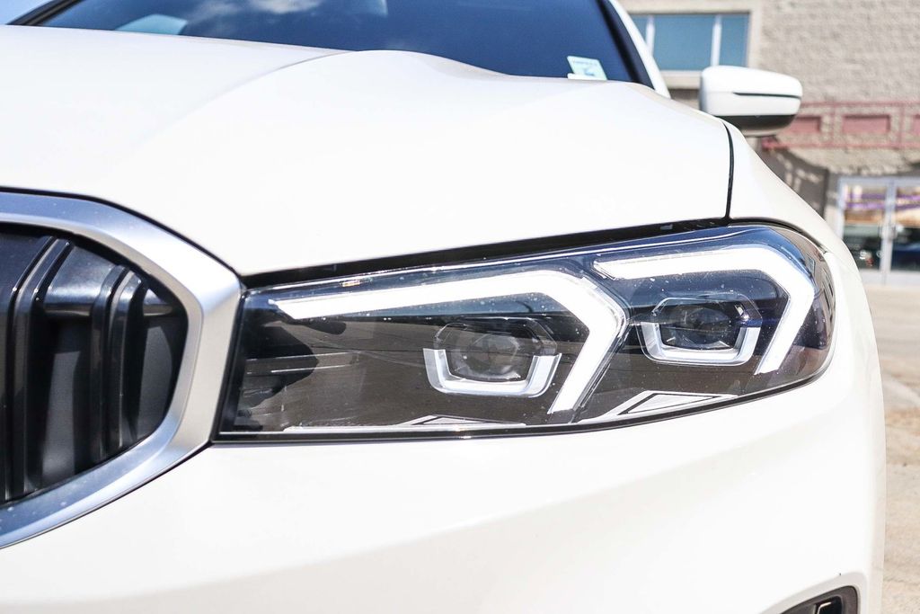 2023 BMW 3 Series 330i photo 3