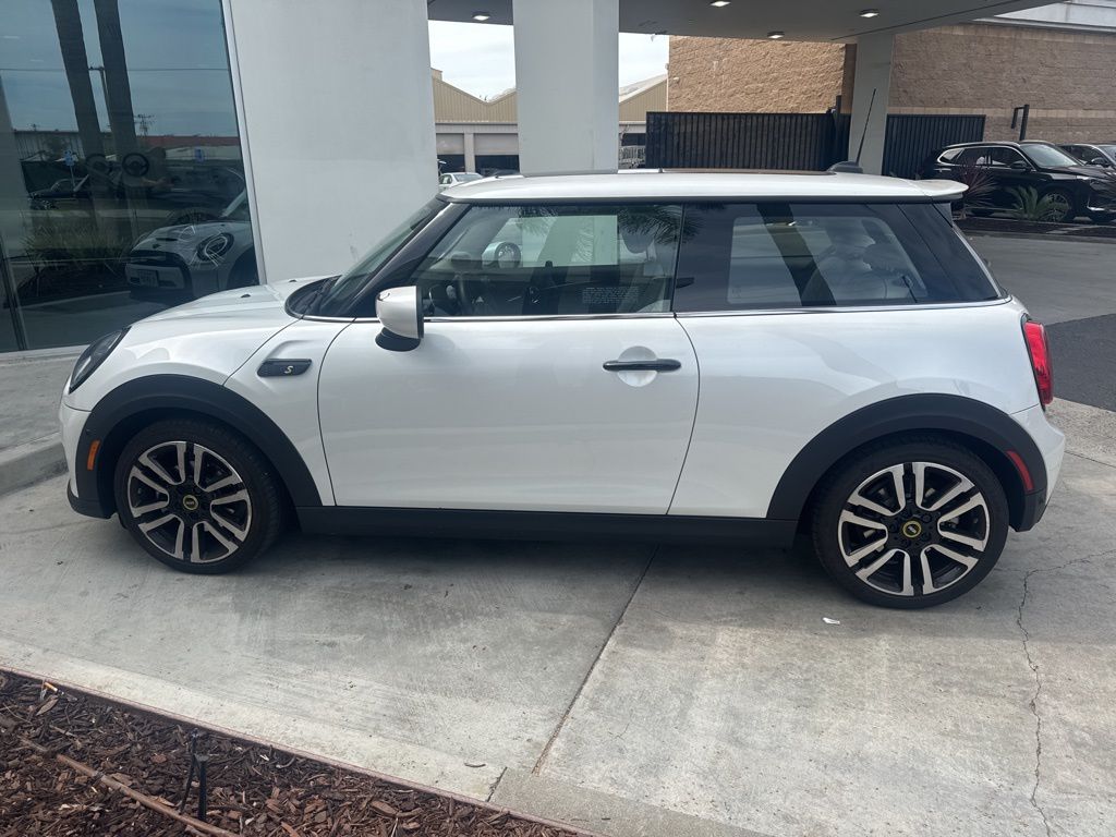 2024 Mini Cooper SE Iconic photo 2