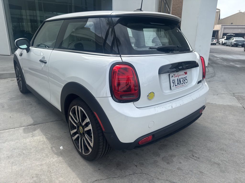 2024 Mini Cooper SE Iconic photo 3
