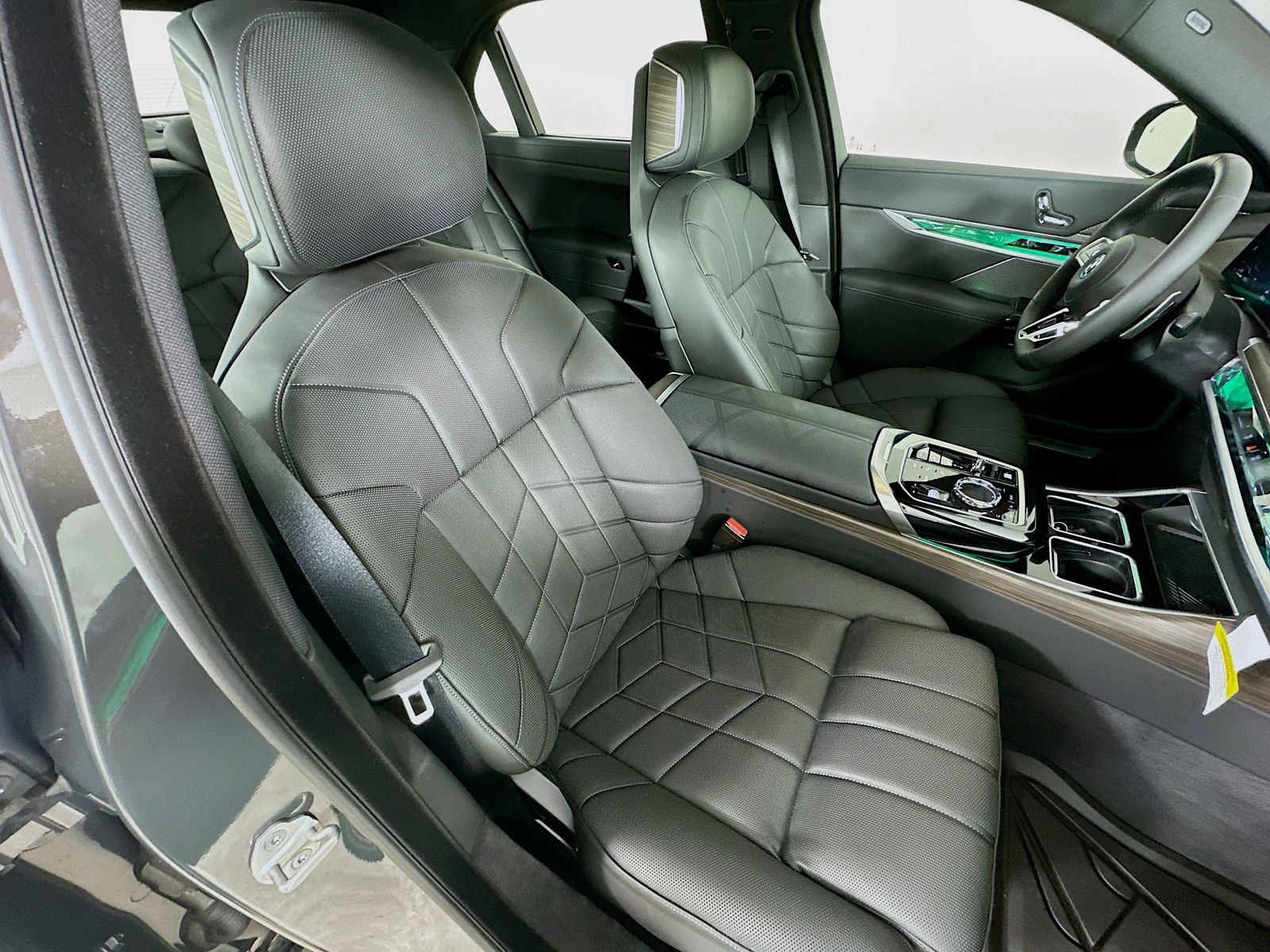 2026 BMW 7 Series 750e - Photo 43