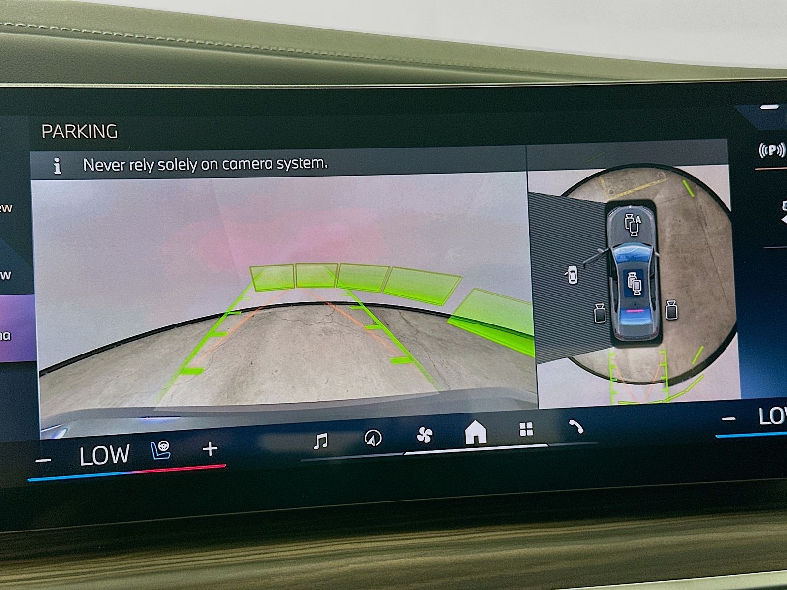 2026 BMW 7 Series 750e - Photo 25