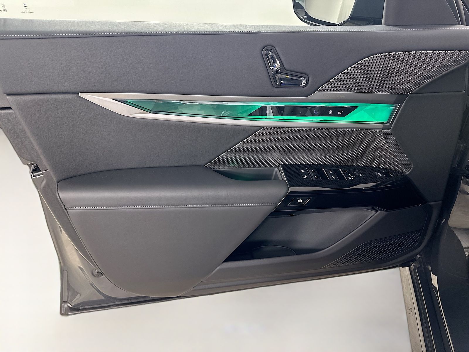 2026 BMW 7 Series 750e - Photo 16