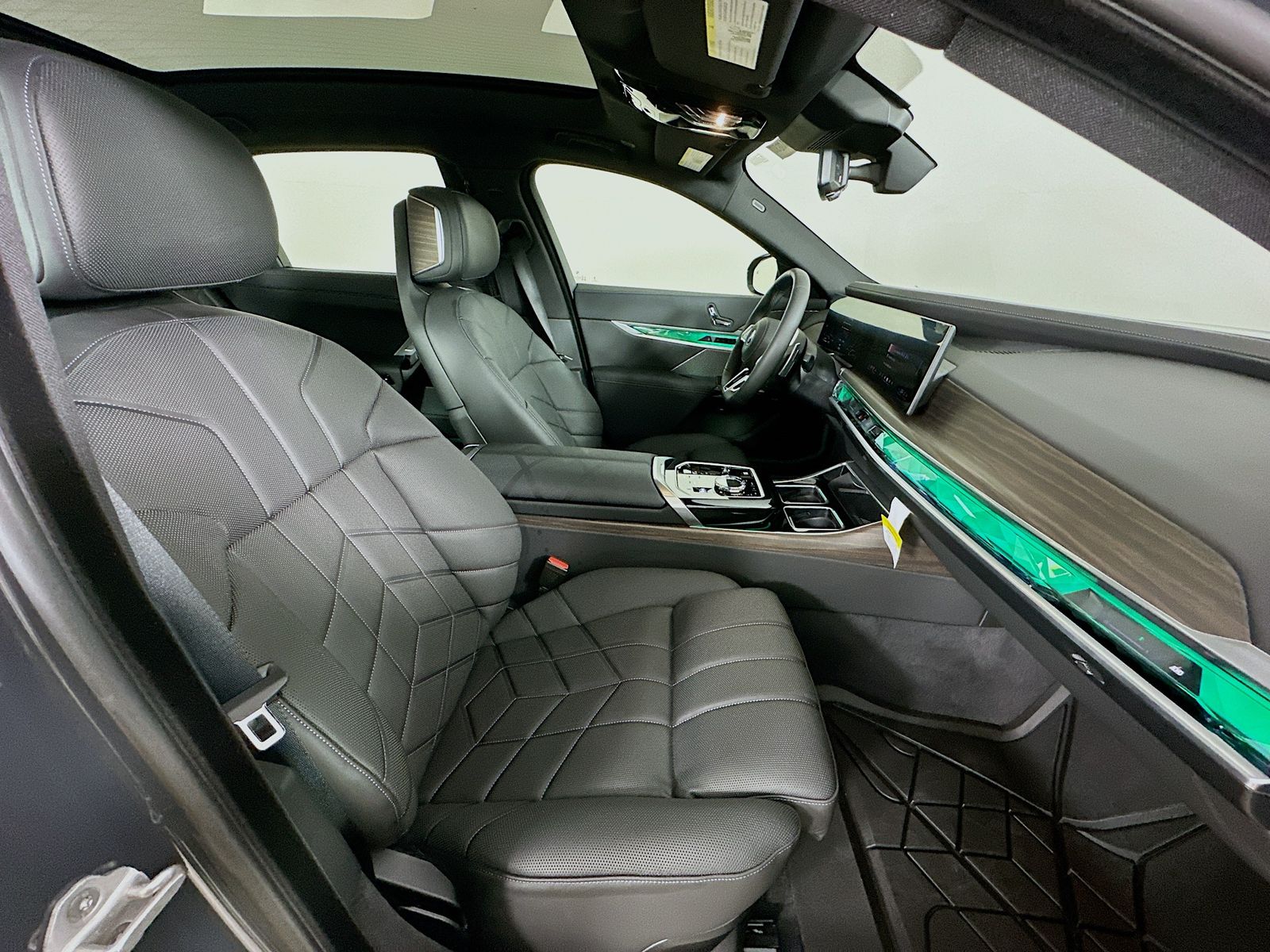 2026 BMW 7 Series 750e - Photo 42